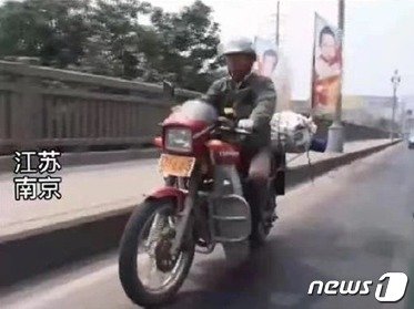 아버지는 오토바이를 타고 티베트, 신장을 제외한 중국 전역을 헤맸다. © 뉴스1 (웨이보 캡쳐)