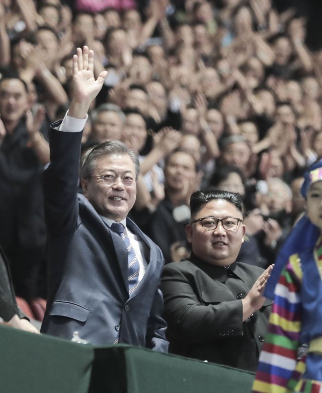 2018년 9월 19일 평양 능라도 경기장에서 북한 주민에게 손을 흔드는 문재인 대통령과 박수치는 김정은 북한 국무위원장.