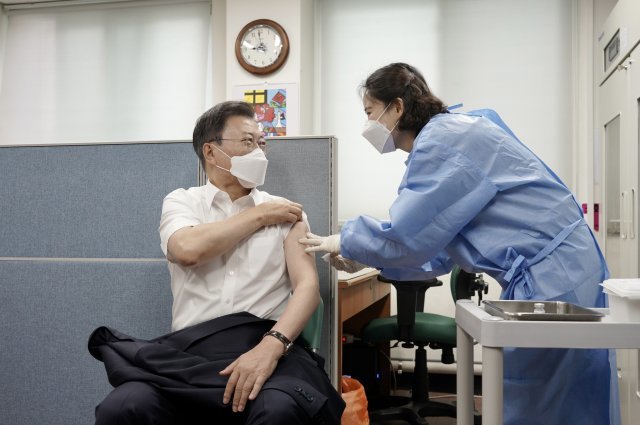 올해 5월 서울 종로구보건소에서 코로나19 백신을 접종받고 있는 문재인 대통령.