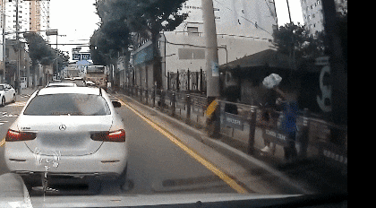 오토바이 운전자를 향해 우산을 펼친 아이. 한문철TV