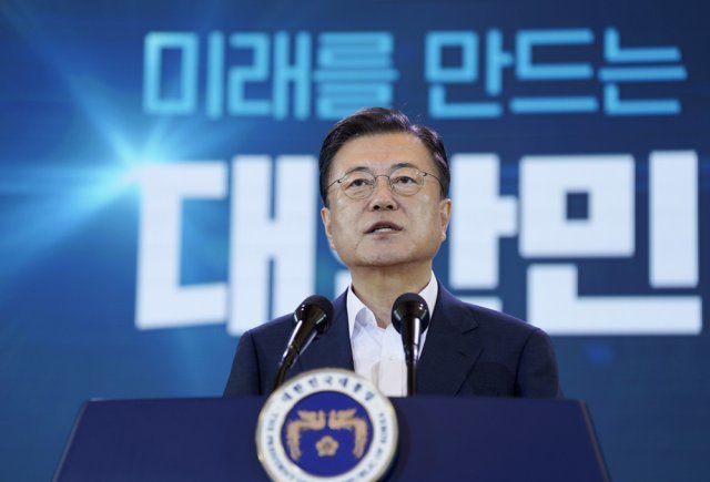 문재인 대통령이 14일 청와대에서 ‘한국판 뉴딜 2.0 - 미래를 만드는 나라 대한민국’을 주제로 한 제4차 한국판 뉴딜 전략회의를 주재하고 있다. 청와대 제공