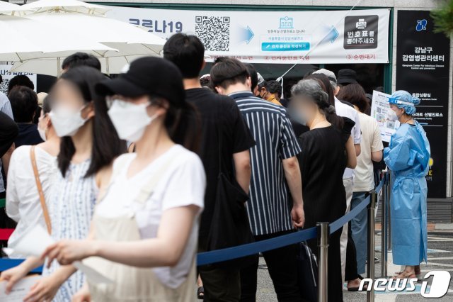 서울 강남구 보건소 선별진료소에서 시민들이 검사를 받기 위해 줄 서 있다.© News1