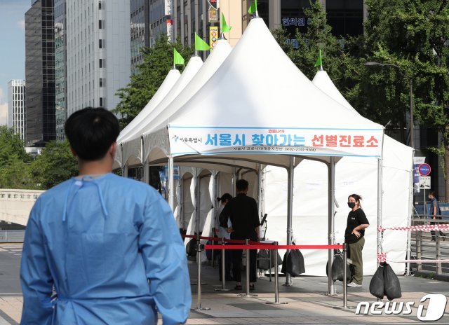 14일 오후 서울 청계광장에 찾아가는 선별진료소가 마련되어 있다. 2021.7.14/뉴스1 © News1