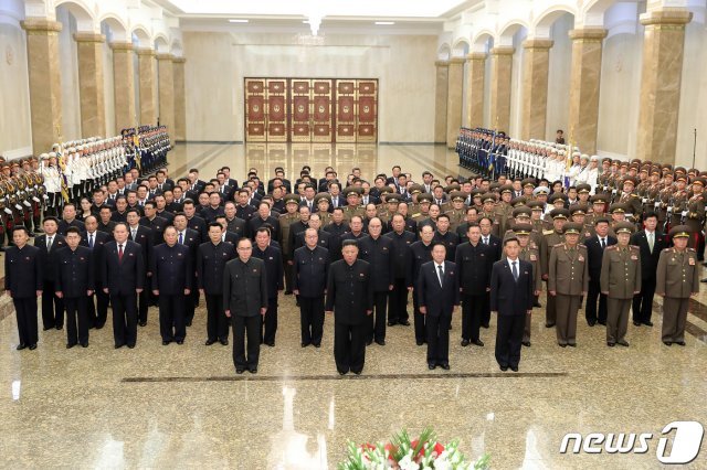 김일성 주석 27주기를 맞아 김일성·김정일의 시신이 안치된 금수산태양궁전을 참배하는 김정은 북한 노동당 총비서가와 간부들. 리영길이 두번째 줄에서 권영진 군 총정치국장과 정경택 국가보위상 사이에 인민군 대장복을 입고 서 있다. (평양 노동신문=뉴스1)