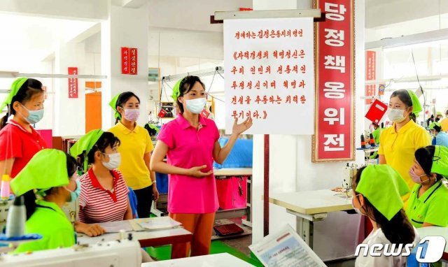 북한 노동당 기관지 노동신문은 15일 김정은 당 총비서의 ‘명언’을 해설 중인 평양창광옷공장 노동자들의 사진을 실었다. 신문은 이들이 “총비서 동지의 명에 담겨진 뜻을 깊이 새기고 있다”라고 전했다. (평양 노동신문=뉴스1)