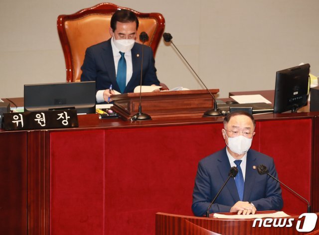 홍남기 경제부총리 겸 기획재정부 장관이 14일 오후 서울 여의도 국회에서 열린 예산결산특별위원회 전체회의에서 2차 추가경정예산안에 대해 제안설명을 하고 있다. 2021.7.14/뉴스1 © News1