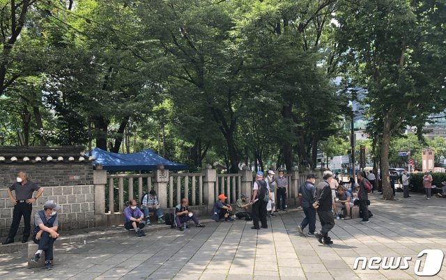 15일 서울 종로구 탑골공원 일대 거리에 앉아 있는 노인들.© 뉴스1 금준혁 수습기자