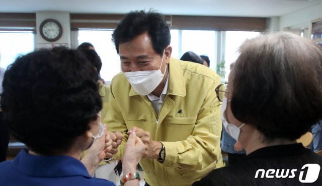 오세훈 서울시장이 15일 코로나19 현장점검 차 서울 마포구 합정경로당을 방문해 경로당 어르신들과 인사를 나누고 있다. 2021.7.15/뉴스1 © News1