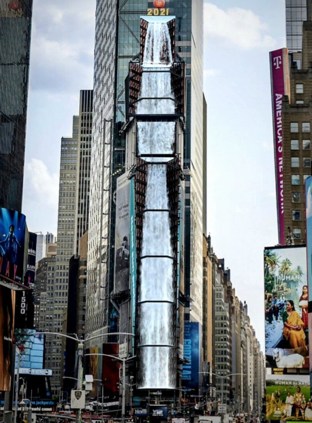 ‘Waterfall-NYC’는 원타임스스퀘어(One Times Square)의 외부 벽면에 총 4개의 스크린으로 구성된 높이 
102.5m의 초대형 전광판을 이용한 작품이다.  2021년 7월 27일부터 8월 2일까지 매 정시에 1분간 상영된다.  
디스트릭트 제공