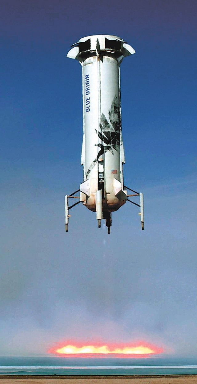 2019년 12월 미국 텍사스주 반혼에서 제프 베이조스 아마존 창업자가 세운 우주탐사기업 블루오리진의 우주비행선 ‘뉴셰퍼드’호가 시험비행에 성공한 뒤 착륙하고 있다. 반혼=AP 뉴시스