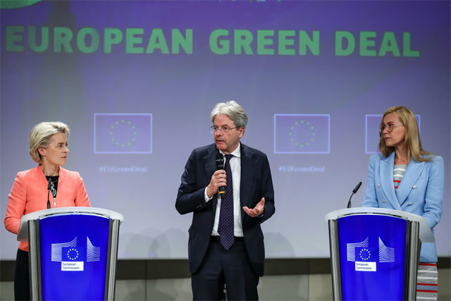 EU, 친환경 정책 기자회견 14일(현지 시간) 우르줄라 폰데어라이엔 유럽연합(EU) 집행위원장, 
파올로 젠틸로니 EU 경제담당 집행위원, 카드리 심슨 EU 에너지담당 집행위원(왼쪽부터)이 벨기에 브뤼셀의 EU 본부에서 온실가스
 배출 감소를 위한 탄소국경세 도입 등 친환경 정책에 관한 기자회견에서 발언하고 있다. 이날 EU는 2030년까지 유럽의 온실가스
 배출량을 1990년보다 55% 줄이는 ‘핏포55(Fit for 55)’ 로드맵을 공개했다. 브뤼셀=신화 뉴시스
