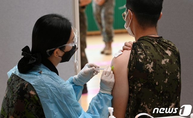 경기 고양시 육군 9사단(백마부대)에서 한 장병이 백신을 맞고 있다. 2021.6.24/뉴스1 © News1 국회사진취재단