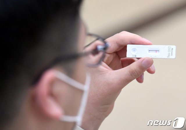 서울 강남구 한 고등학교에서 자가검사를 마친 학생이 음성 반응을 확인하고 있다. 2021.6.3/뉴스1 © News1