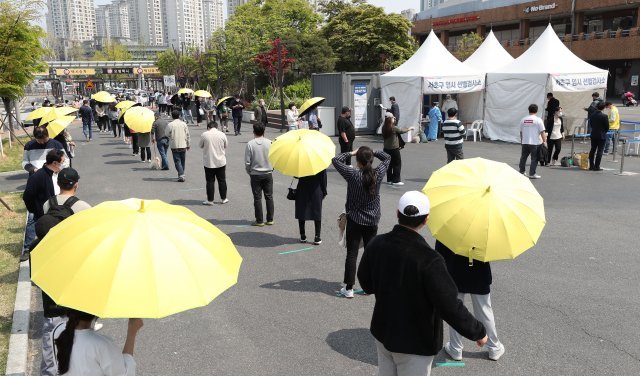 서울 서초구 고속터미널 앞 광장에 마련된 서초구 임시선별검사소에 시민들이 검사를 받기위해 줄을 서있다.