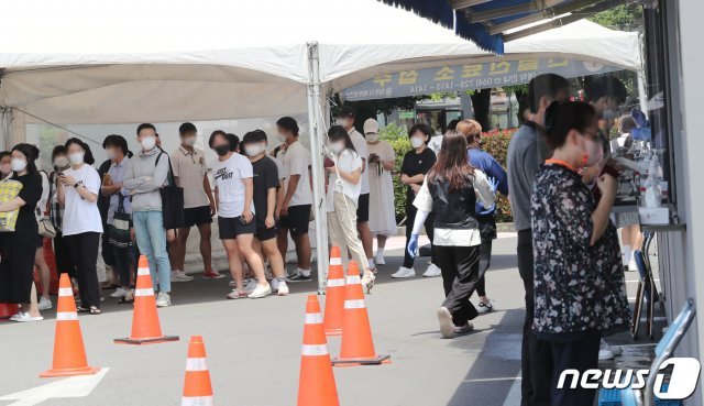 제주 지역 코로나 확산세가 이어지고 있는 15일 오후 제주보건소 선별진료소에서 시민들이 대기하고 있다. 2021.7.15/뉴스1 © News1