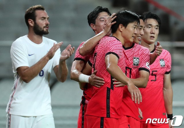 대한민국 올림픽 축구대표팀 권창훈이 16일 오후 서울 마포구 서울월드컵경기장에서 열린 도쿄올림픽 축구대표팀 평가전 대한민국과 프랑스의 경기에서 상대 파울로 얻어낸 페널티킥을 성공 시킨 뒤 동료들과 기쁨을 나누고 있다. 2021.7.16/뉴스1 © News1