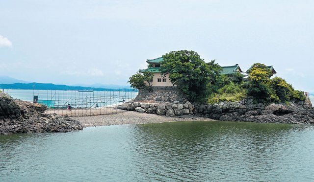 무학대사가 득도하고 만공이 1000일 기도한 도량인 간월암. 밀물 때는 바닷물에 갇혔다가 썰물 때 육지와 연결되는 지형에 있다.