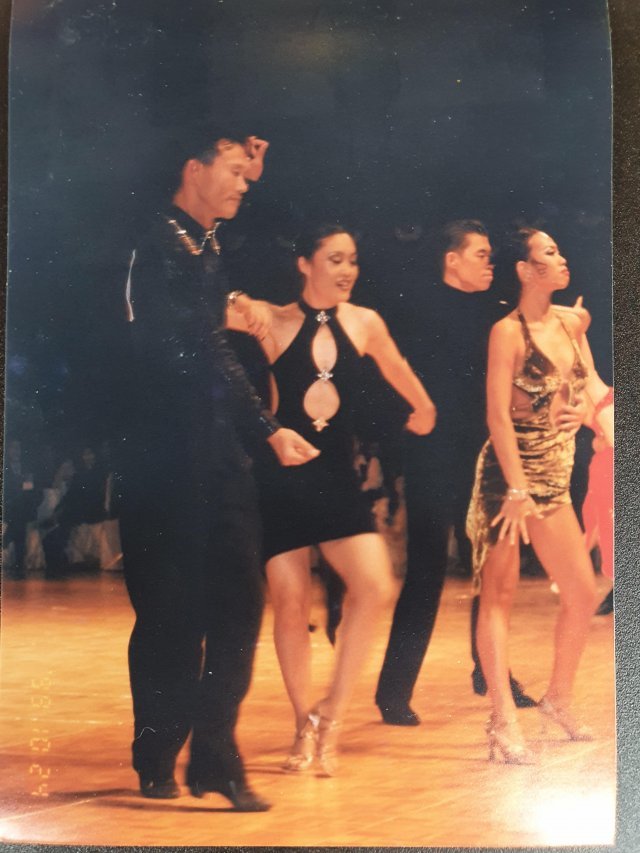 김경래 전 교수(왼쪽)의 댄스스포츠 현역 선수시절 모습. 오른쪽 커플이 한국 댄스스포츠의 스타 박지은-지우 남매다.
