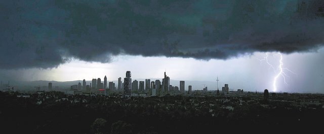독일 프랑크푸르트에서 검은 구름에 둘러싸인 도시 사이로 번개가 치고 있다. 프랑크푸르트=AP 뉴시스