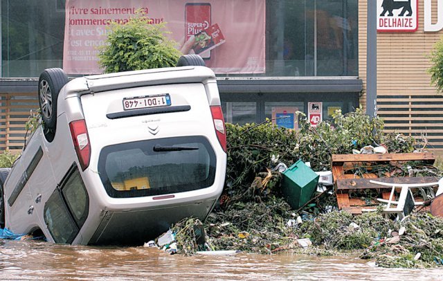 15일 100년 만의 기록적 폭우로 침수된 벨기에 리에주에 뒤집힌 차량과 물에 떠내려온 의자 등 가구, 쓰레기들이 쌓여 있다. 14일부터 시작된 비는 독일과 벨기에 등에서 계속되고 있다. 리에주=AP 뉴시스