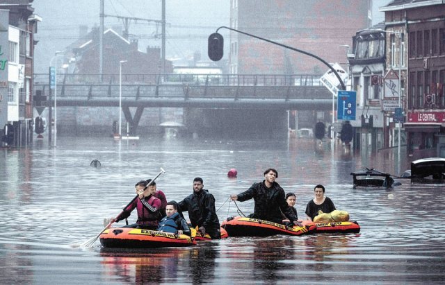 둑 무너져 물바다… 보트 타고 탈출 15일(현지 시간) 벨기에 동부 리에주에 내린 폭우로 뫼즈강 제방이 무너져 
주민들이 고무보트를 타고 대피하고 있다. 14일부터 서유럽을 강타한 폭우로 벨기에에서는 최소 23명이 사망했고 독일에서는 최소 
103명이 목숨을 잃었다. 벨기에 당국은 이번 폭우의 원인으로 지구 온난화를 꼽았다. 리에주=AP 뉴시스
