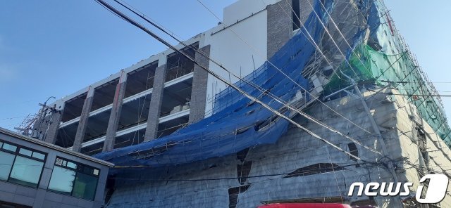 인천 연수구 옥련동 건물 신축현장의 안전 구조물이 무너져 있다.(인천소방본부 제공)© 뉴스1
