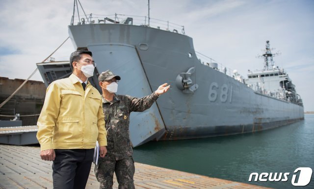 서욱 국방부 장관(왼쪽)이 지난 4월24일 경기도 평택 소재 해군 제2함대 사령부의 코로나19 방역실태를 점검하고 있다. (국방부 제공) 2021.4.24/뉴스1 © News1