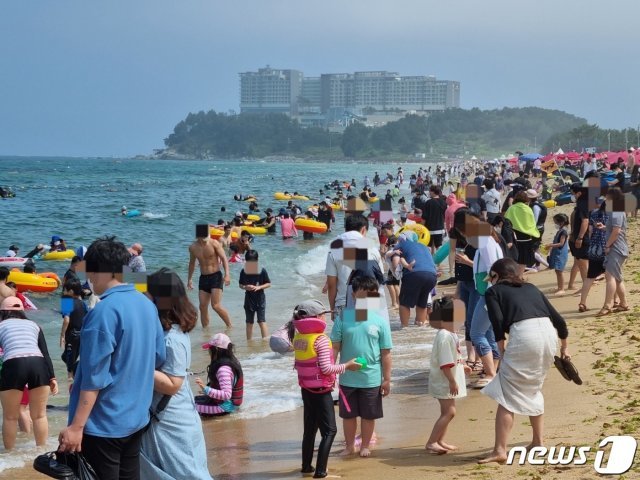 강원 동해안 해수욕장 개장 첫 주말인 지난 10일 오후 속초해수욕장이 물놀이를 하러 나온 피서객들로 가득하다. 2021.7.10/뉴스1