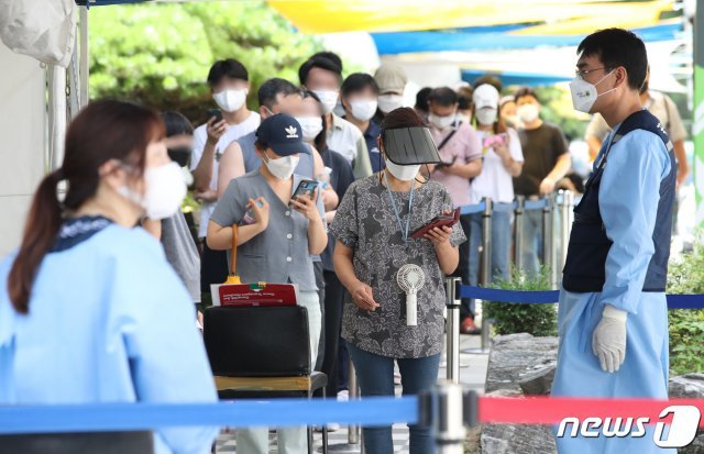 18일 오전 서울 노원구청 내 마련된 신종 코로나바이러스 감염증(코로나19) 선별검사소에서 시민들이 검사 기다리고 있다. 2021.7.18/뉴스1 © News1