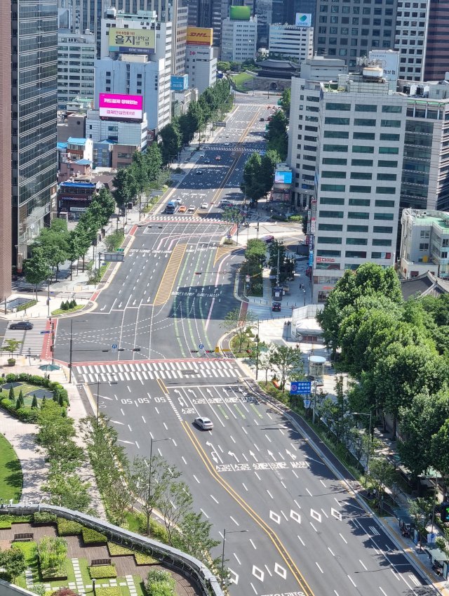 일요일인 18일 오후 사회적 거리두기 4단계로 인해 시민들의 외출이나 이동이 줄어들어 서울 도심이 한산한 모습이다.
