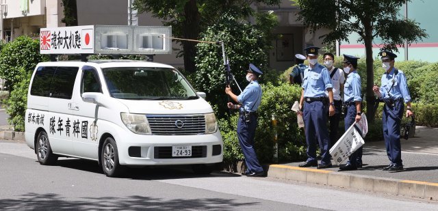 욱일기를 단 일본 극우단체 국수청년대가  차량을 이용해 확성기 시위를 하고 있다.  도쿄=올림픽사진공동취재단