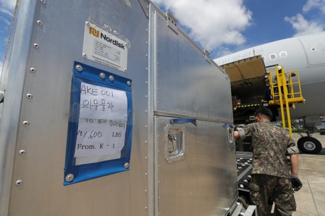 18일 공군 다목적공중급유수송기 시그너스(KC-330)에 청해부대 34진과 대체인력이 사용할 의무 및 각종 물자들이 적재되고 있다. 국방부 제공