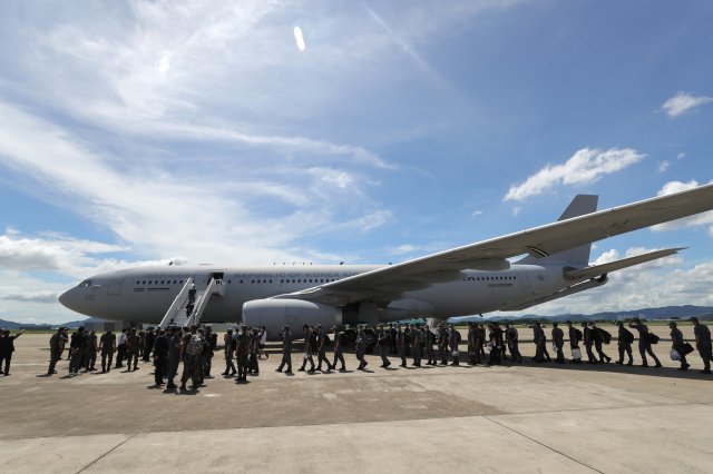 18일 공군 다목적공중급유수송기 시그너스(KC-330)에 장병들이 탑승하고 있다.  국방부 제공