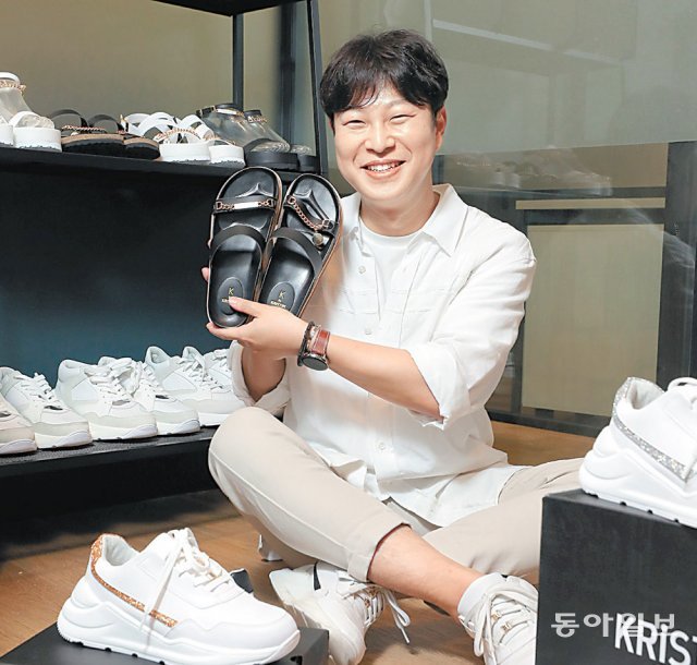 이달 12일 서울 강남구 크리스틴컴퍼니 사무실에서 이민봉 대표가 직접 디자인한 신발을 선보이고 있다. 송은석 기자 silverstone@donga.com
