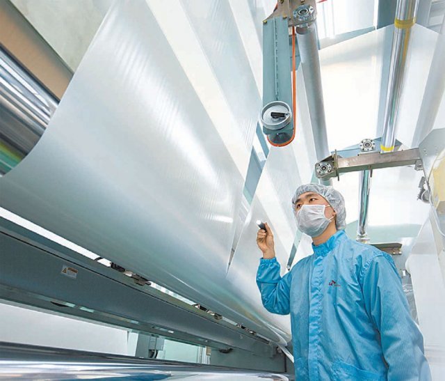 SKIET 직원이 충북 증평 공장에서 전기차 배터리 분리막 제품을 살펴보고 있다. SKKET 제공