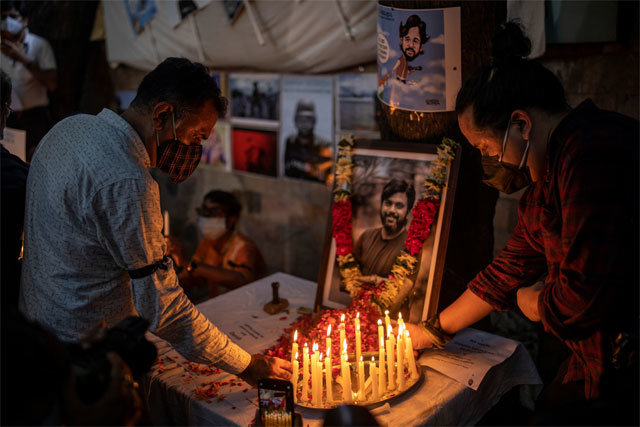 17일 인도 뉴델리에서 기자들이 아프가니스탄에서 전날 취재 중 이슬람 무장단체 탈레반에 피살된 로이터통신 사진기자 다니시 시디퀴를 추모하며 영정 앞에 촛불을 밝히고 있다. 뉴델리=AP 뉴시스