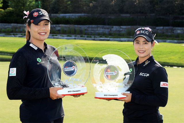 18일 끝난 LPGA 팀 대회인 다우 그레이트 레이크스 베이 인비테이셔널에서 우승을 합작한 에리야(왼쪽)-모리야 쭈타누깐 자매(태국). LPGA투어 제공