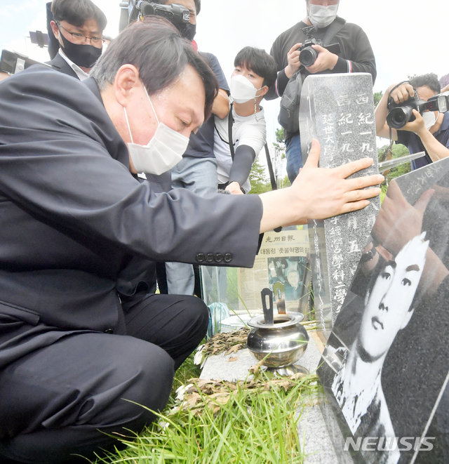 야권 대선 주자인 윤석열 전 검찰 총장이 17일 오전 광주 북구 민족민주열사묘역(옛 망월묘역)에 잠들어 있는 이한열 열사 묘지를 참배하고 있다.