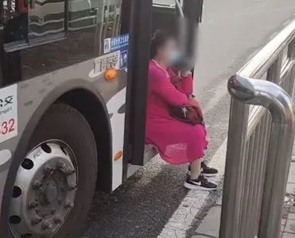 버스 운행을 방해한 60대 여성. 웨이보