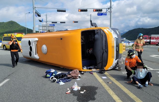 19일 오전 8시25분경 전남 강진군 성전면 강진산업단지 입구 교차로에서 화물차와 충돌한 군내버스가 넘어지면서 승객 40명이 부상을 입었다.