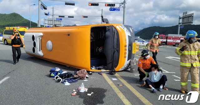 19일 오전 8시25분쯤 전남 강진군 성전면 한 교차로에서 군내버스와 3.5톤 화물차가 충돌해 버스가 전도돼있다. 이사고로 트럭과 버스 기사, 승객 등 41명이 부상을 입었다.(전남소방본부 제공)2021.7.19/뉴스1 © News1