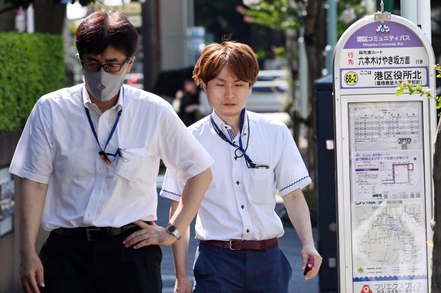 2020도쿄올림픽을 나흘 앞둔 19일 도쿄타워 인근에서 시민들이 마스크를 벗은 채로 거리를 걷고 있다. 현재 도쿄에는 네번째로 ‘긴급사태’가 선언된 상태지만 실외 마스크착용에 대한 의무화는 규정되어 있지 않다. 2021. 7. 19 도쿄=올림픽사진공동취재단