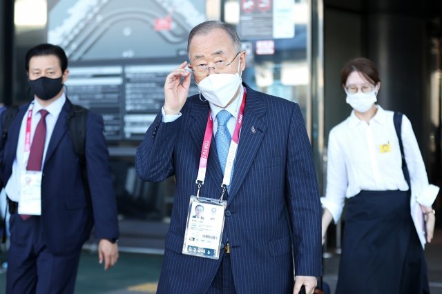 19일 오후 일본 나리타공항으로 반기문 전 UN 사무총장이 입국하고 있다.  2021.07.19 도쿄=올림픽사진공동취재단
