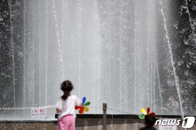 전국에서 무더위가 기승을 부리고 있는 18일 오후 서울 광진구 어린이대공원 음악분수대에서 아이들이 더위를 식히고 있다. 2021.7.18/뉴스1 © News1