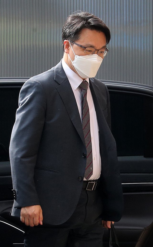 출근하는 김진욱 고위공직자범죄수사처장. 사진 뉴스1