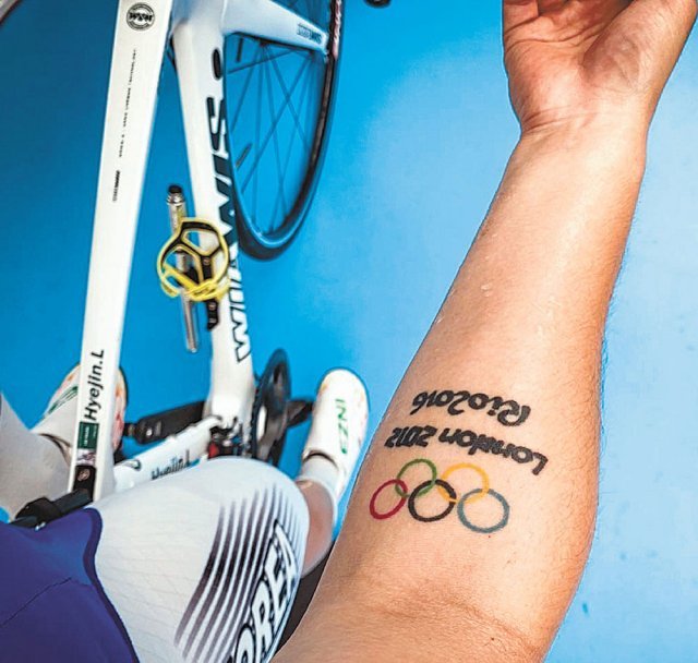 도쿄 올림픽에서 한국 사이클 역사상 첫 올림픽 메달에 도전하는 ‘외로운 에이스’ 이혜진의 팔에 오륜기와 2012, 2016년 올림픽 개최 도시가 새겨져 있다. 사진 출처 이혜진 인스타그램