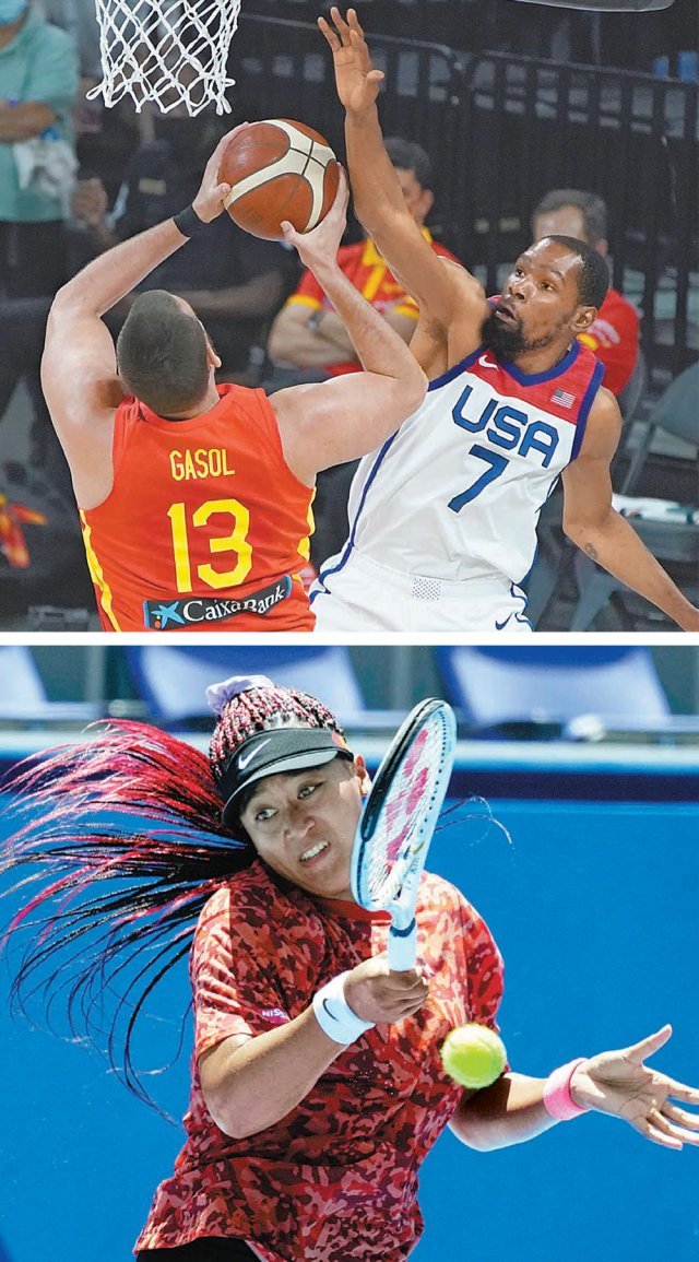 미국 농구 대표팀 선수로 2020 도쿄 올림픽에 출전하는 NBA 스타 케빈 듀랜트(위쪽 사진 오른쪽)가 19일 미국 라스베이거스에서 열린 스페인과의 평가전에서 11년 동안 NBA에서 활약한 마르크 가솔에게 블록슛을 시도하고 있다. 오른쪽 사진은 도쿄 올림픽 테니스 경기가 열리는 아리아케 테니스 공원에서 훈련하고 있는 오사카 나오미(일본). 라스베이거스·도쿄=AP 뉴시스