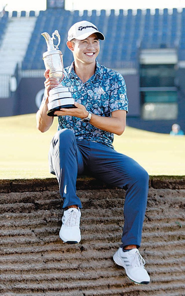 18일 영국 샌드위치 로열 세인트조지스GC에서 막을 내린 2021 디 오픈(브리티시오픈) 챔피언 콜린 모리카와(미국)가 클라레 저그(대회 우승 트로피)를 든 채 활짝 웃고 있다. 샌드위치=AP 뉴시스