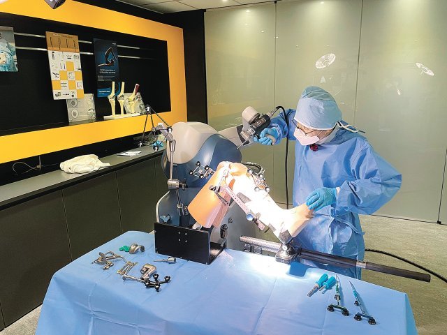 의사 출신 본보 이진한 의학전문기자가 로봇 수술이 어느 정도까지 진화했는지 확인하기 위해 인공관절 수술 로봇인 마코 스마트로보틱스를 이용해 수술을 해 보고 있다. 유튜브 캡처