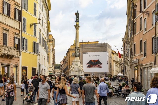 이탈리아 로마 스페인 광장(Piazza di Spagna)에 걸린 ‘갤럭시Z 폴드2’ 옥외광고의 모습 (삼성전자 제공)/뉴스1